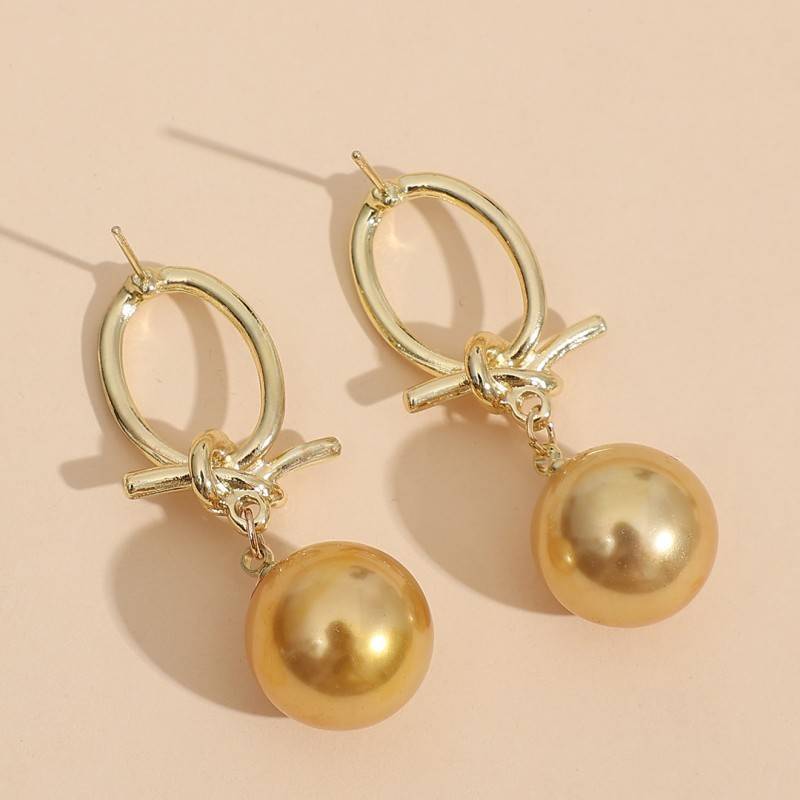 Earrings with gold pearls