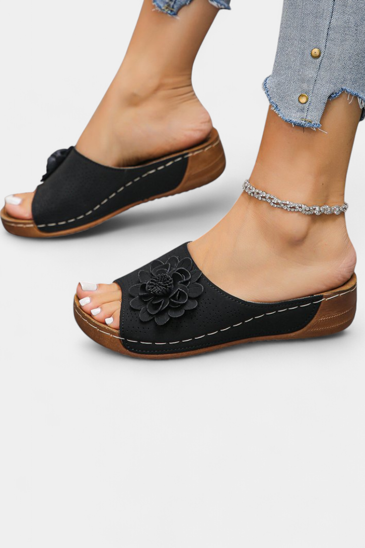 Rich orthopedic sandals with 3D flower and cushion